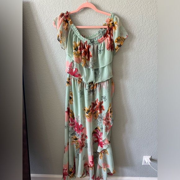 Off the shoulder summer dress. - Picture 6 of 8